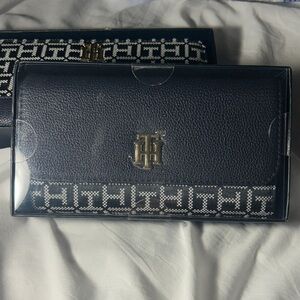 🆕 Women’s Tommy Hilfiger Wallet
